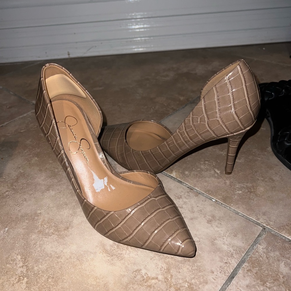 Jessica Simpson pumps